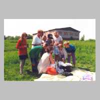 111-1068 Die Familie Kenzler aus Wehlau bei einem Besuch in Pobethen bei einem Picknick mit den Kindern des Dorfes.jpg
